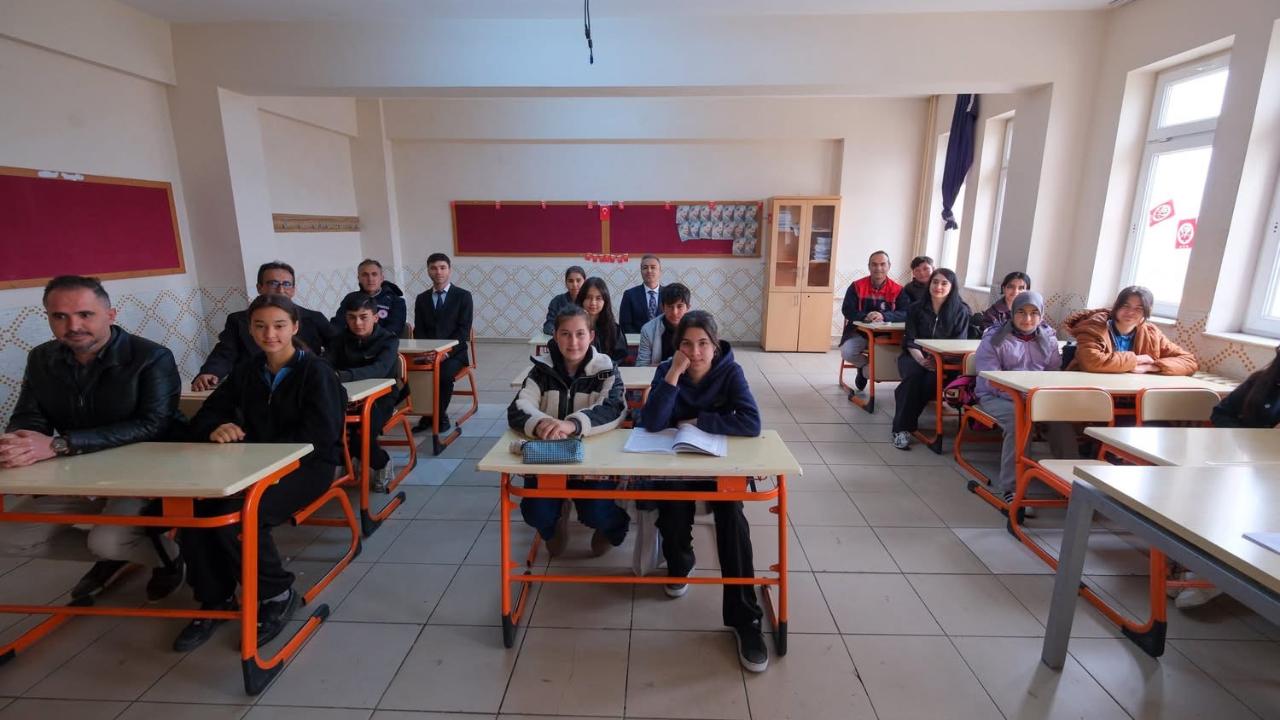 Vali Çiçek Öğrencilerle Aynı Sırayı Paylaştı