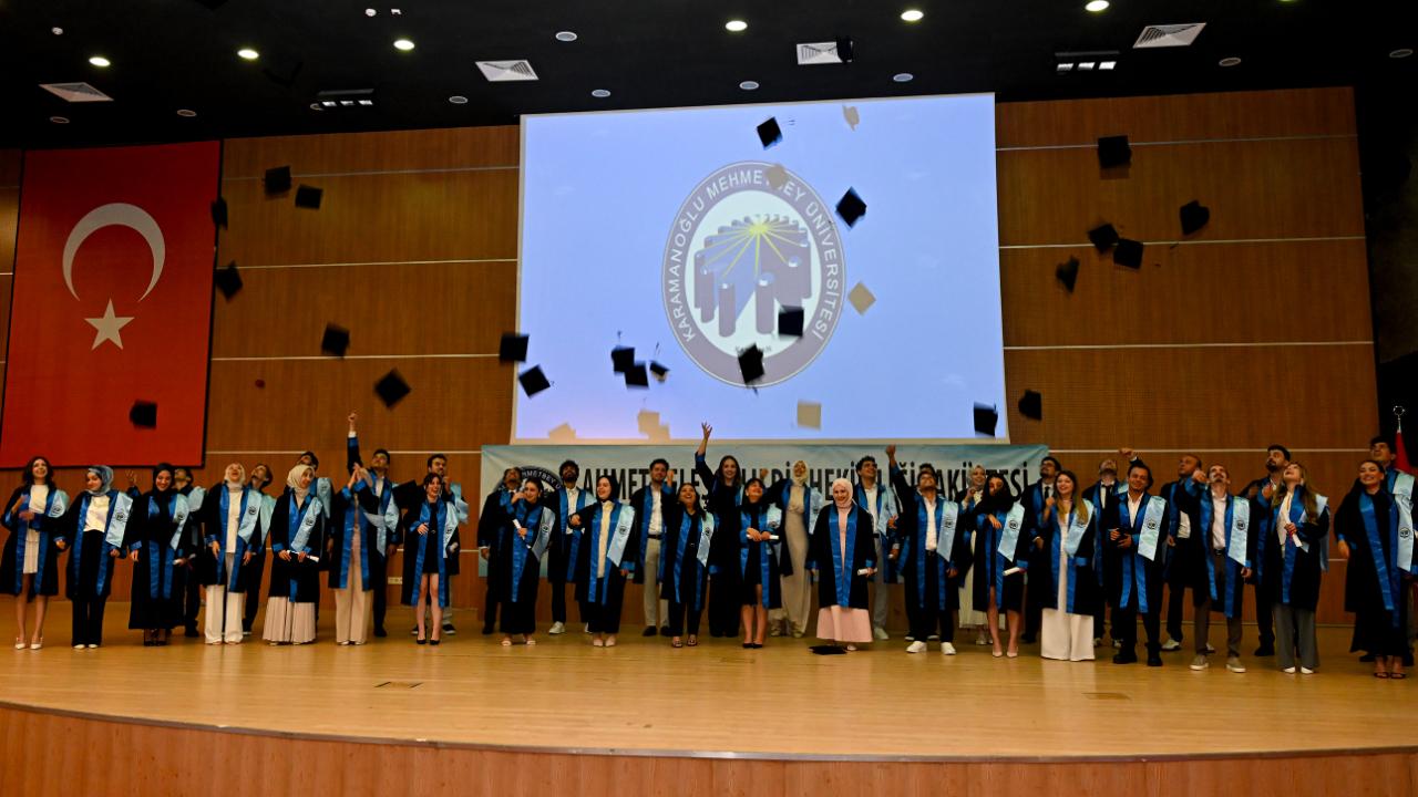Ahmet Keleşoğlu Diş Hekimliği Fakültesinde Mezuniyet Coşkusu