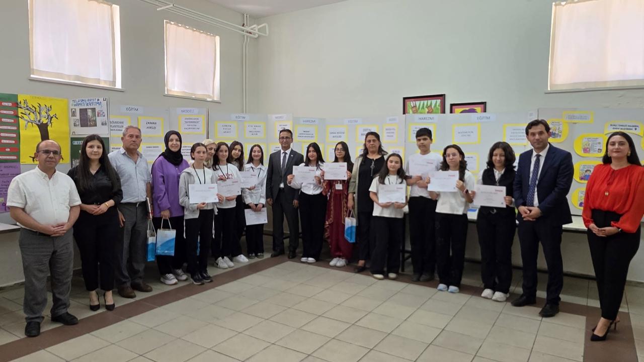 Harezmi Eğitim Modeli Bilim Şenliği Sergisi Nene Hatun Anaokulu ve İstiklal Ortaokulu'nda Açıldı