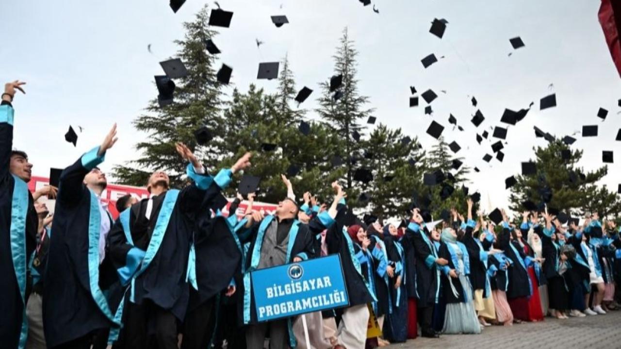 KMÜ Ermenek Yerleşkesinde Mezuniyet Coşkusu