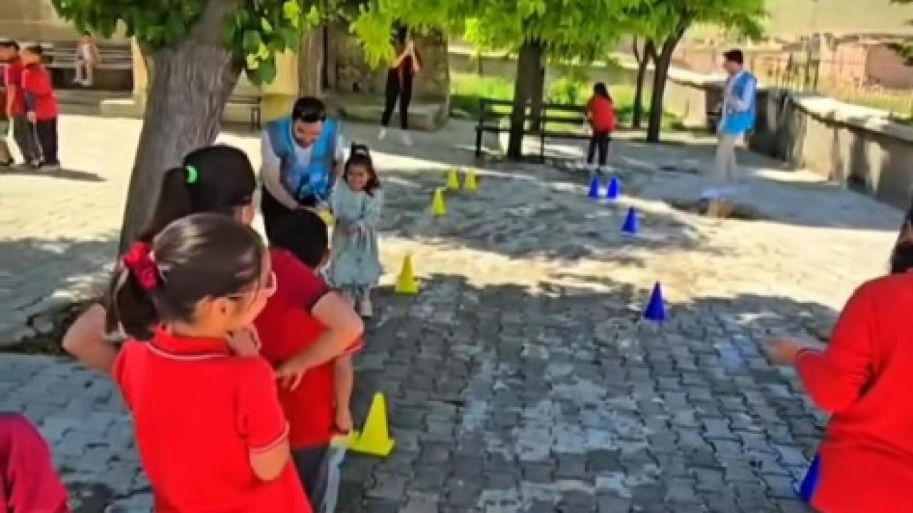 Kubbenin Altında Neşeli Adımlar