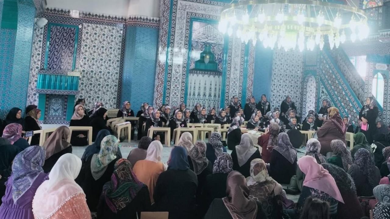 Kur’an Kursu Öğrencilerinden Hatim Programı