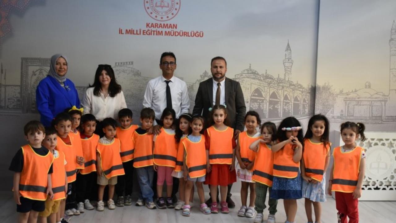 Minik Öğrencilerden İl Müdürü Çalışkan'a Sergi Daveti