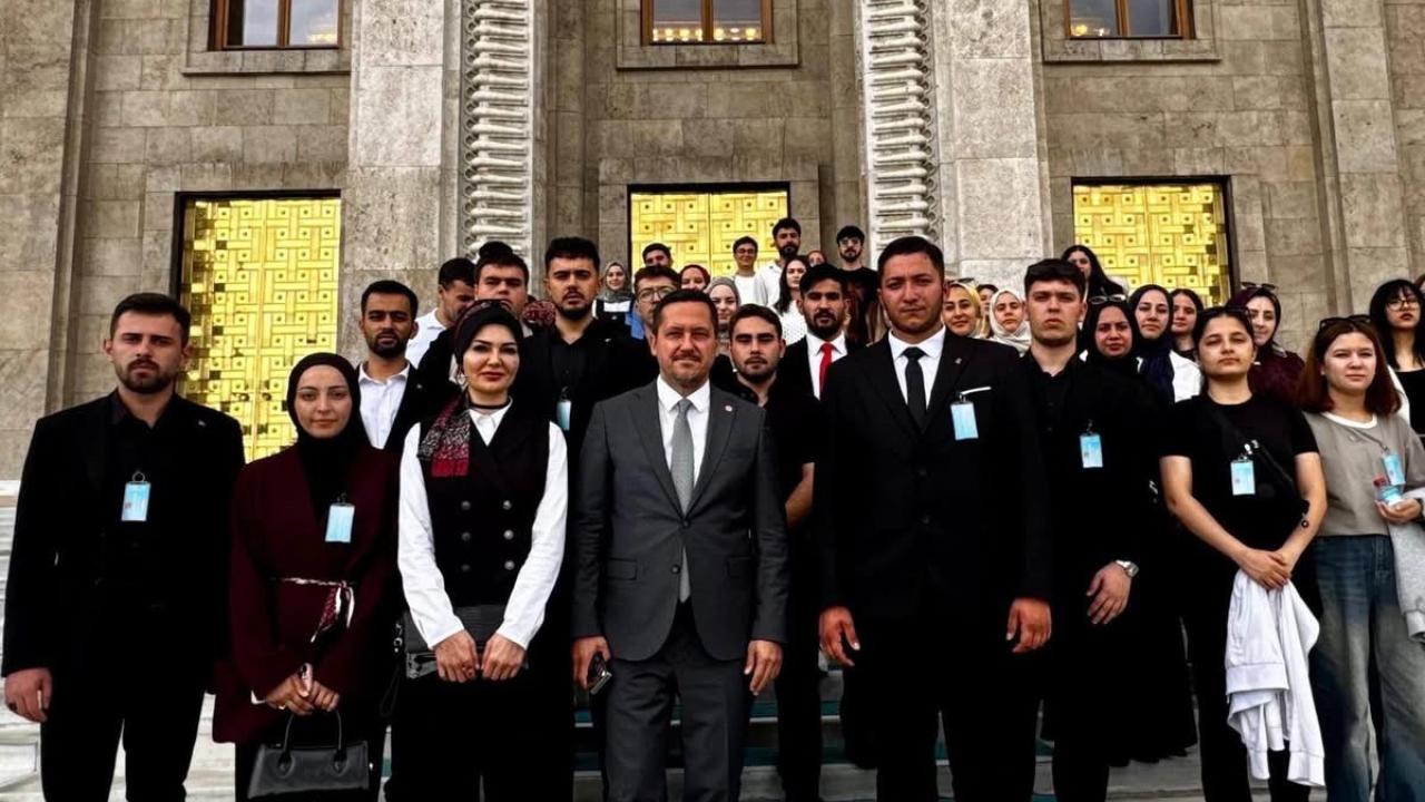 ÜNİAK Karamanlı gençlerden Gazi Meclis’e ziyaret - Karaman'da Uyanış