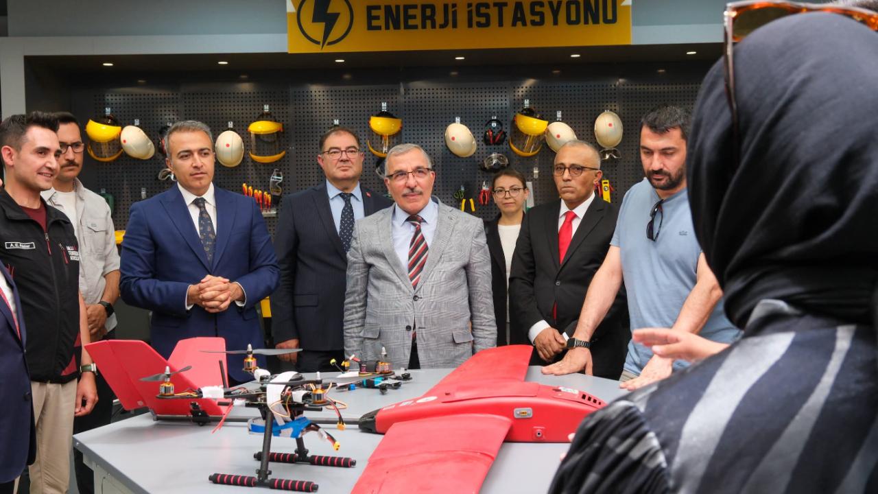 Vali Çiçek, KMÜ Milli Teknoloji Atölyesi'ni Ziyaret Etti