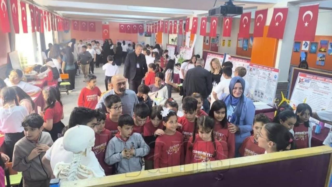 Yunus Emre Ortaokulu’nda TÜBİTAK 4006 Bilim Fuarı Açıldı