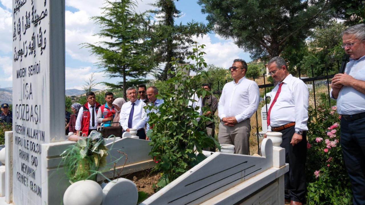 Vali Çiçek'ten Aşağıçağlar'daki Maden Şehitliği'ne Anlamlı Ziyaret