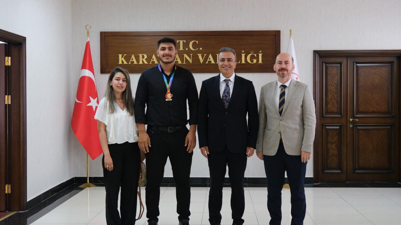Vali Çiçek'ten Şampiyon Güreşçiye Tebrik